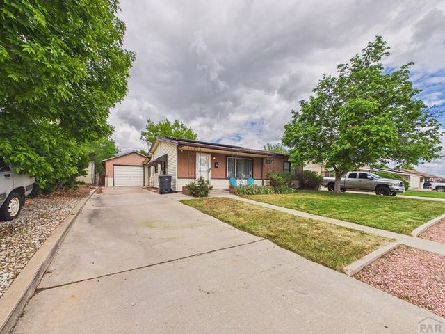 1615 Englewood Dr, Pueblo, CO 81005