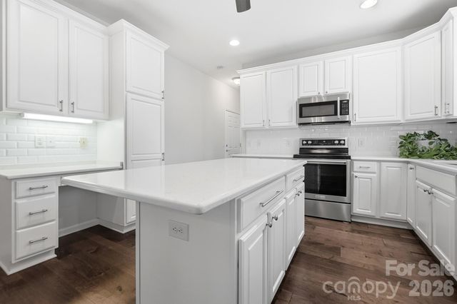 9218 Duckhorn Drive, Charlotte, NC 28277