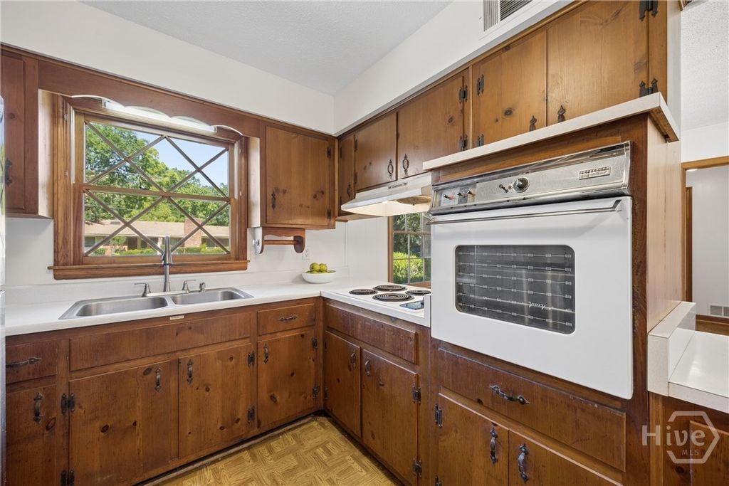 Image 13 of property listing at 104 Ansford Drive, Savannah, GA 31408