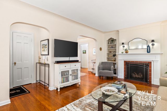 1114 Keneberry Way Se, East Grand Rapids, MI 49506