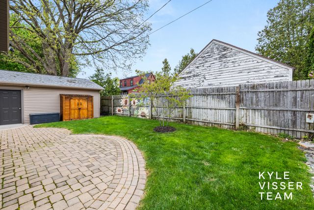 1114 Keneberry Way Se, East Grand Rapids, MI 49506