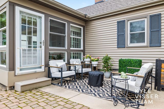 1114 Keneberry Way Se, East Grand Rapids, MI 49506