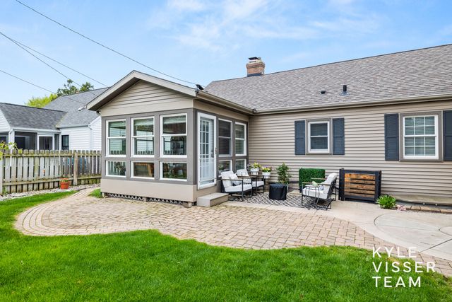 1114 Keneberry Way Se, East Grand Rapids, MI 49506