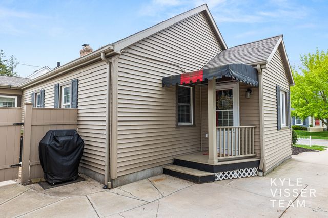 1114 Keneberry Way Se, East Grand Rapids, MI 49506