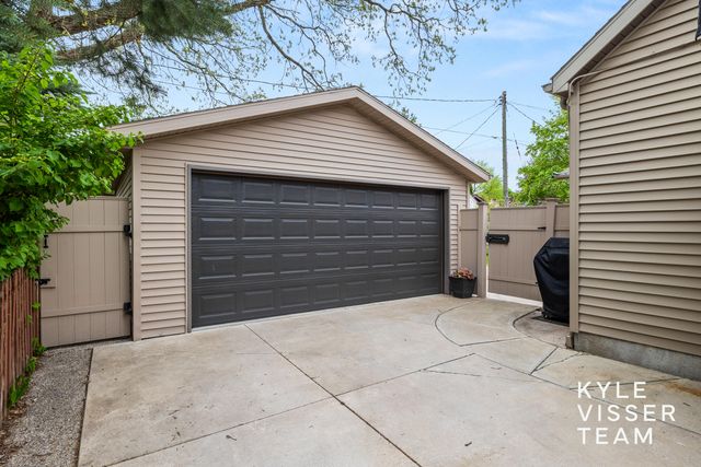 1114 Keneberry Way Se, East Grand Rapids, MI 49506