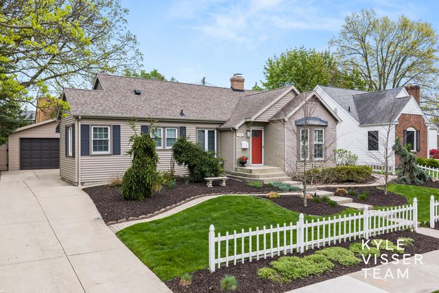 1114 Keneberry Way Se, East Grand Rapids, MI 49506