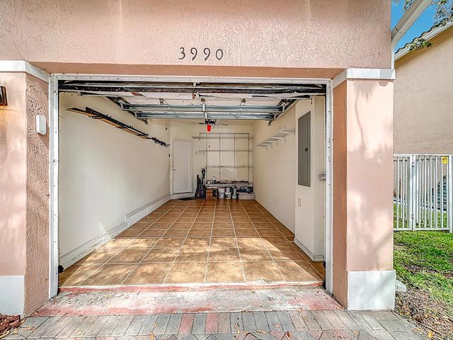 3990 NW 92nd Avenue, Sunrise, FL 33351