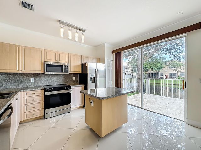 3990 NW 92nd Avenue, Sunrise, FL 33351