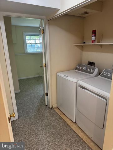 3706 FARMLAND DR, Fairfax, VA 22033