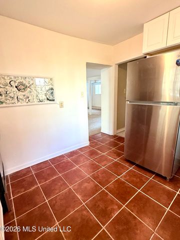 1622 Poplar Boulevard, Jackson, MS 39202