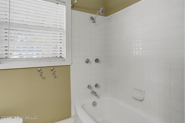 1622 Poplar Boulevard, Jackson, MS 39202