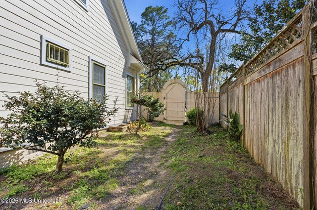 1622 Poplar Boulevard, Jackson, MS 39202