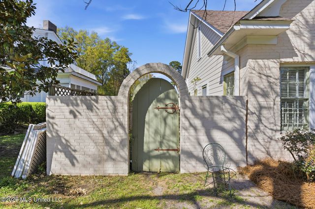 1622 Poplar Boulevard, Jackson, MS 39202