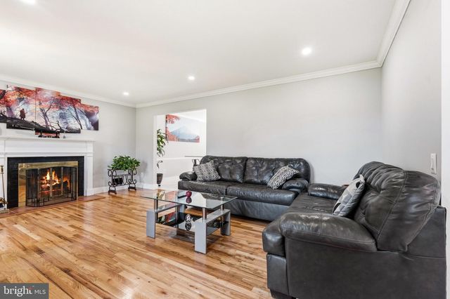 8701 LOCHAVEN DR, Gaithersburg, MD 20882