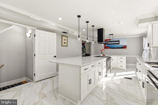 8701 LOCHAVEN DR, Gaithersburg, MD 20882