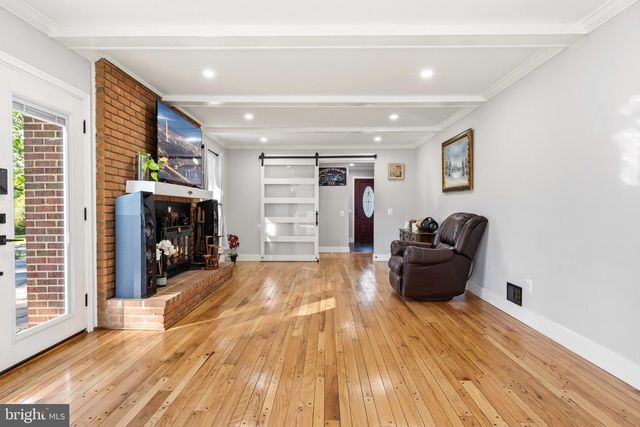 8701 LOCHAVEN DR, Gaithersburg, MD 20882