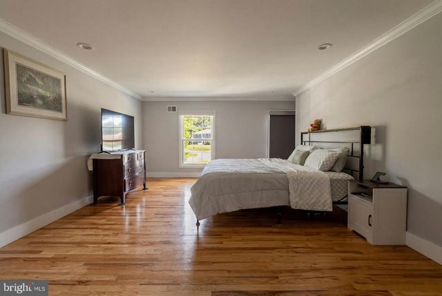 8701 LOCHAVEN DR, Gaithersburg, MD 20882