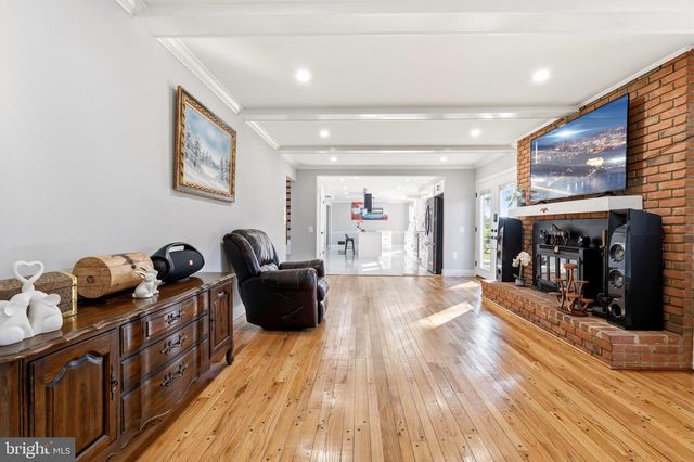 8701 LOCHAVEN DR, Gaithersburg, MD 20882