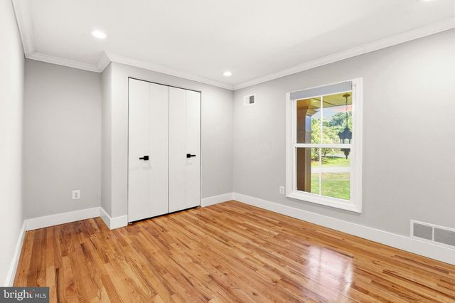 8701 LOCHAVEN DR, Gaithersburg, MD 20882