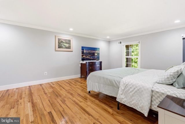 8701 LOCHAVEN DR, Gaithersburg, MD 20882