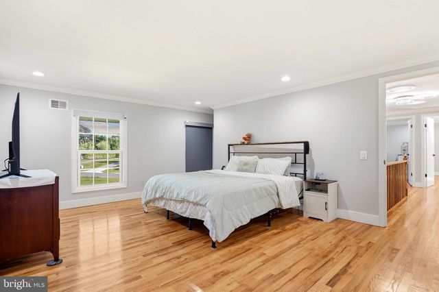 8701 LOCHAVEN DR, Gaithersburg, MD 20882