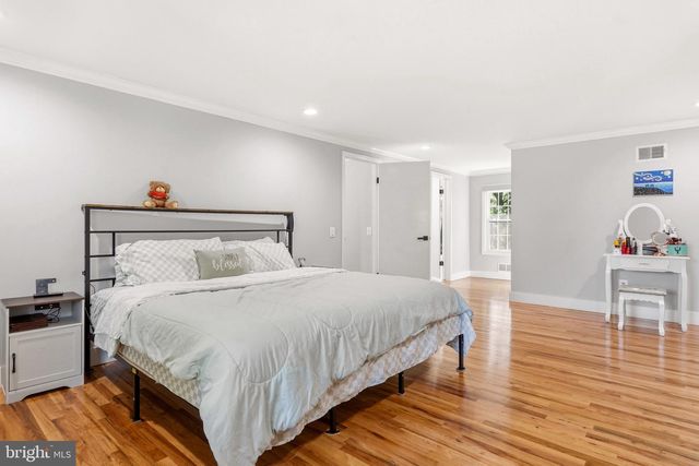 8701 LOCHAVEN DR, Gaithersburg, MD 20882