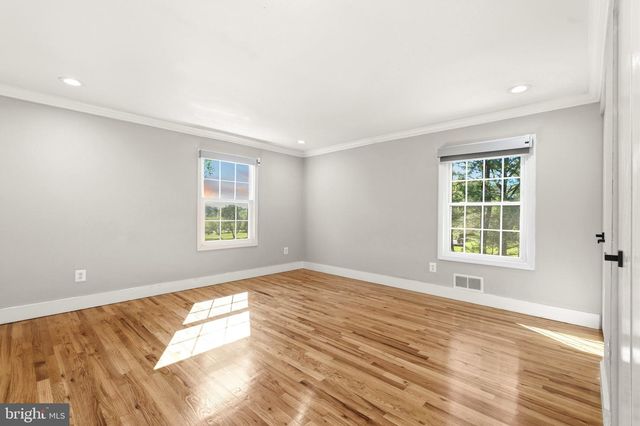 8701 LOCHAVEN DR, Gaithersburg, MD 20882
