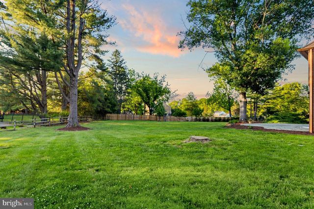 8701 LOCHAVEN DR, Gaithersburg, MD 20882