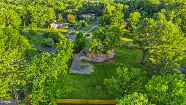 8701 LOCHAVEN DR, Gaithersburg, MD 20882