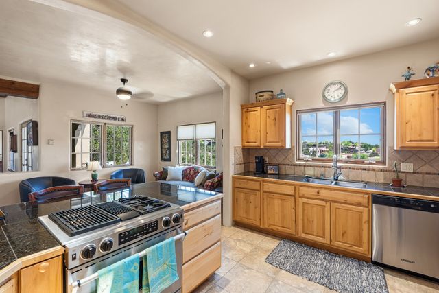 38 E Via Plaza Nueva, Santa Fe, NM 87507