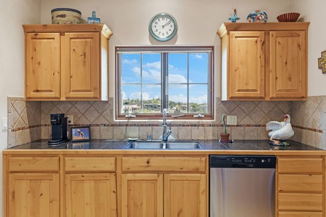 38 E Via Plaza Nueva, Santa Fe, NM 87507