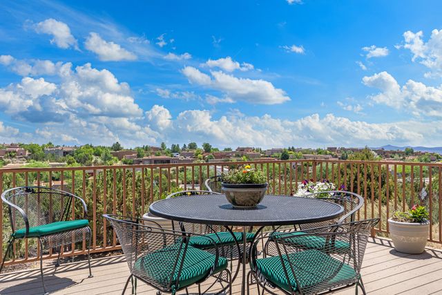 38 E Via Plaza Nueva, Santa Fe, NM 87507