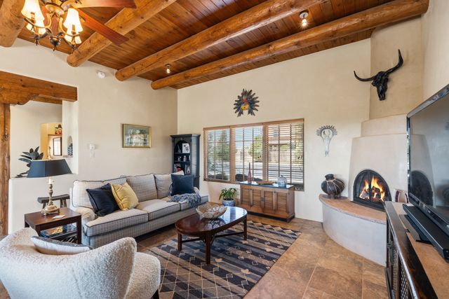 38 E Via Plaza Nueva, Santa Fe, NM 87507