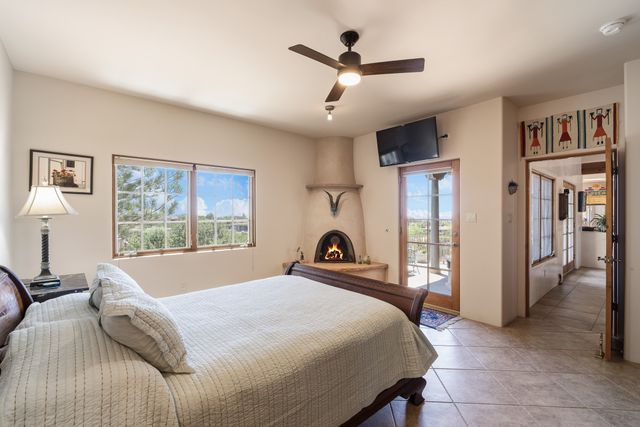 38 E Via Plaza Nueva, Santa Fe, NM 87507