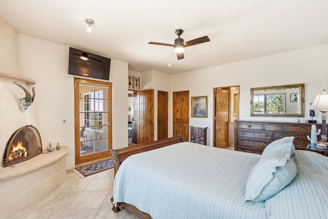 38 E Via Plaza Nueva, Santa Fe, NM 87507