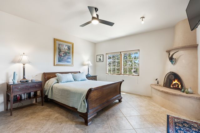 38 E Via Plaza Nueva, Santa Fe, NM 87507