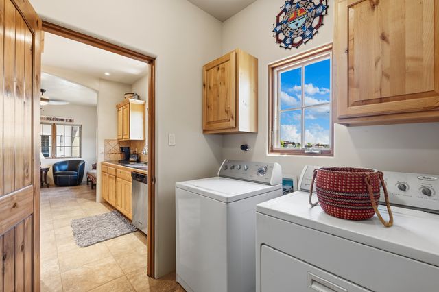 38 E Via Plaza Nueva, Santa Fe, NM 87507