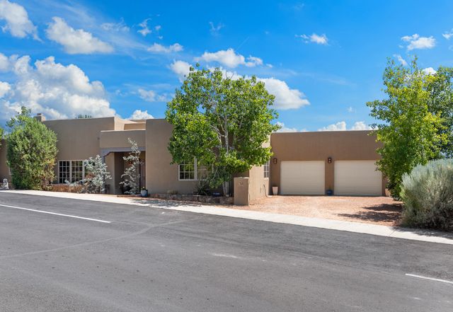 38 E Via Plaza Nueva, Santa Fe, NM 87507