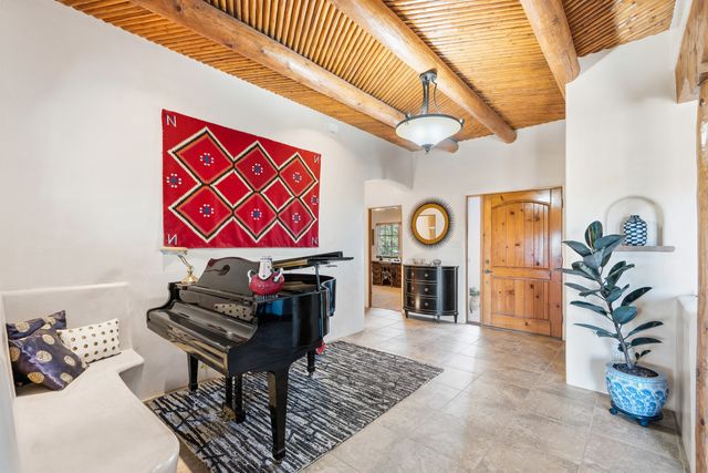 38 E Via Plaza Nueva, Santa Fe, NM 87507