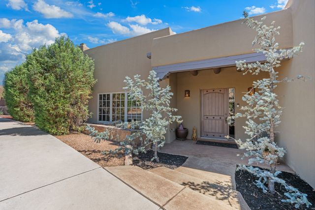 38 E Via Plaza Nueva, Santa Fe, NM 87507