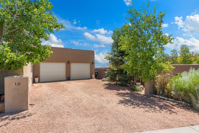 38 E Via Plaza Nueva, Santa Fe, NM 87507