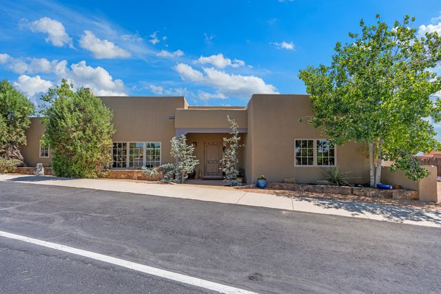 38 E Via Plaza Nueva, Santa Fe, NM 87507