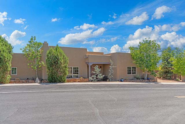38 E Via Plaza Nueva, Santa Fe, NM 87507