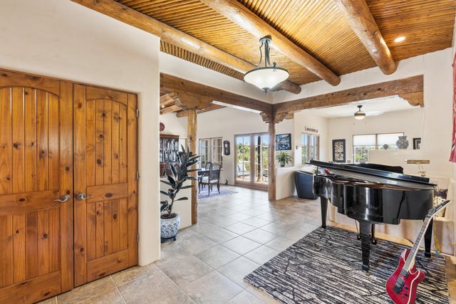 38 E Via Plaza Nueva, Santa Fe, NM 87507