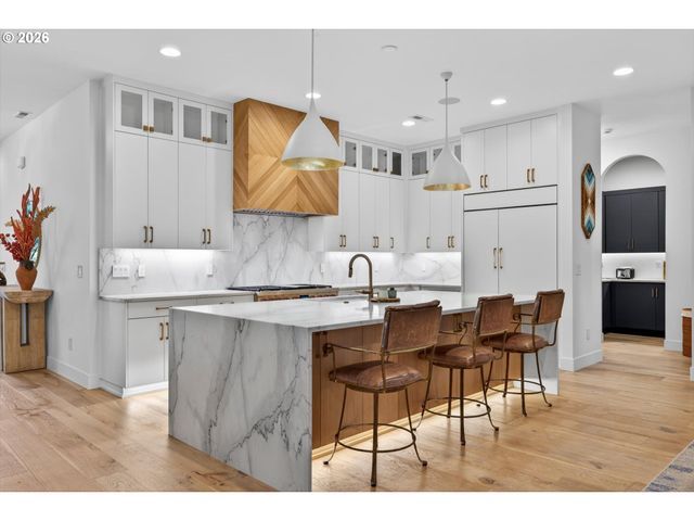 825 ELLIS Ave, Lake Oswego, OR 97034