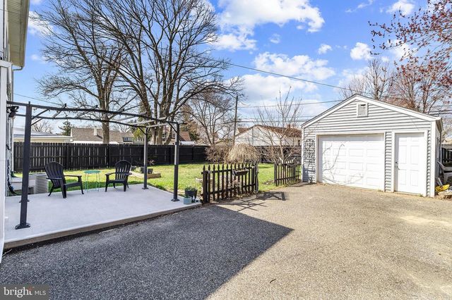 240 UPLAND RD, Brookhaven, PA 19015