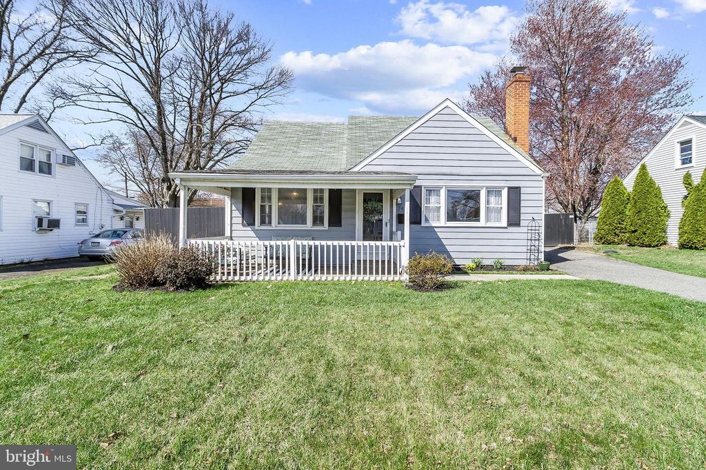 240 UPLAND RD, Brookhaven, PA 19015