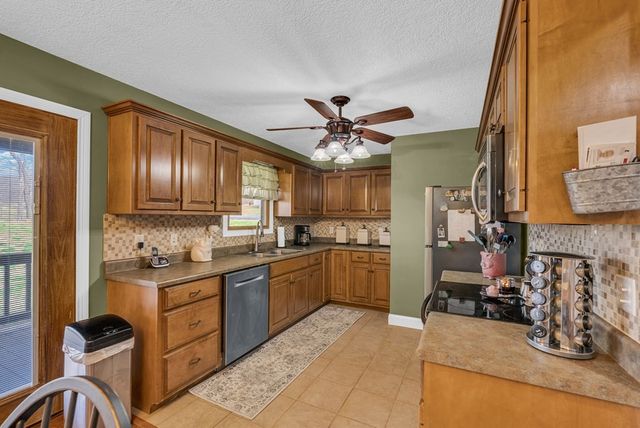 465 Hickory Ln, Sparta, TN 38583