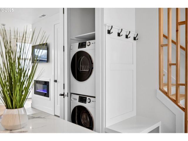 808 3 St C2, Lake Oswego, OR 97034