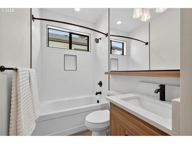 808 3 St C2, Lake Oswego, OR 97034